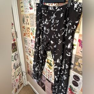 Black white , forest pattern camouflage legging size 2x good condition